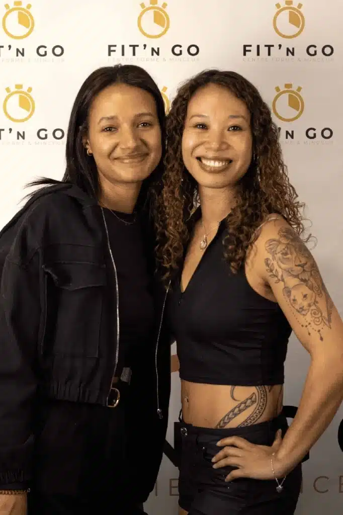 Deux femmes souriantes devant le logo Fit'n Go Centre Forme & Minceur, incarnant dynamisme et bien-être sportif.